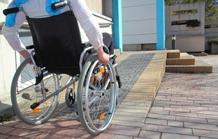 Die Berufsgenossenschaft muss bei einem Unfall Hilfen wie z.B. einen Rollstuhl bereitstellen.
