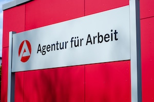 Die Entscheidung über eine Sperrfrist nach der Auflösung eines Arbeitsvertrags liegt bei der Arbeitsagentur. Somit kann sich ein Auflösungsvertrag auf das Arbeitslosengeld auswirken.