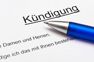 Die Kündigungsfrist wird nach Betriebszugehörigkeit vom Arbeitnehmer berechnet. Bestehen keine gesonderten Vereinbarung, gelten die gesetzlichen Regelungen laut BGB.