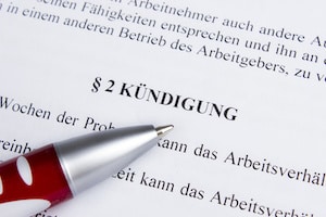 Kündigungsfrist nach Betriebszugehörigkeit: Im Arbeitsvertrag können Arbeitgeber und Arbeitnehmer andere Kündigungsfristen vereinbaren. 