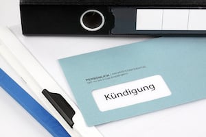 Für Arbeitgeber gilt es bei der Kündigungsfrist neben der Betriebszugehörigkeit auch die Berechnung des Postdauer zu beachten. In der Regel können Sie von 1 bis 2 Tage ausgehen.