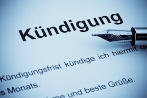 Kündigung und Sperrung beim Arbeitslosengeld: Wenn der Arbeitnehmer eine Mitschuld an der Kündigung trägt, kann eine Sperre die Folge sein.