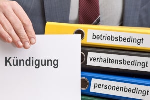 Die betriebsbedingte Kündigung erfolgt, wenn wirtschaftliche Gründe gegen die Weiterbeschäftigung sprechen.